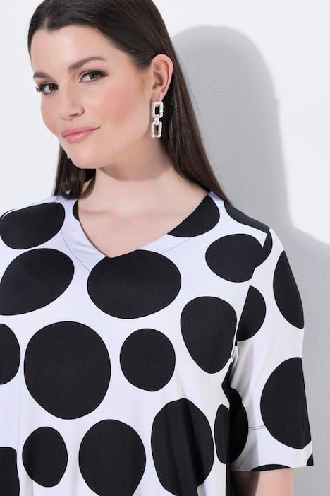 T-shirt au tombé fluide, motif à pois, décolleté en V et manches courtes, coupe évasée