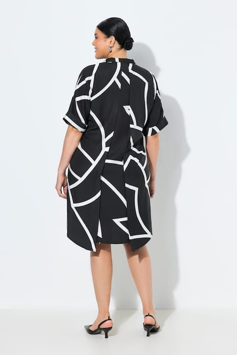 Robe asymétrique avec manches courtes, col montant avec décolleté en V