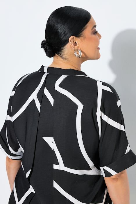 Robe asymétrique avec manches courtes, col montant avec décolleté en V