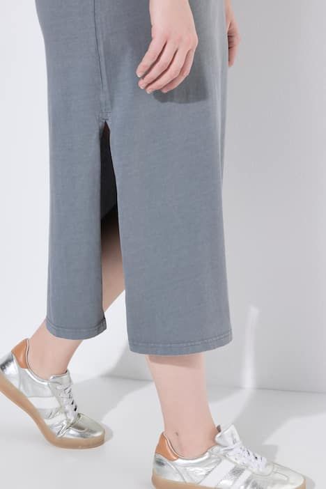 Robe maxi avec petite broderie, coupe évasée, décolleté rond et manches 3/4 volantées