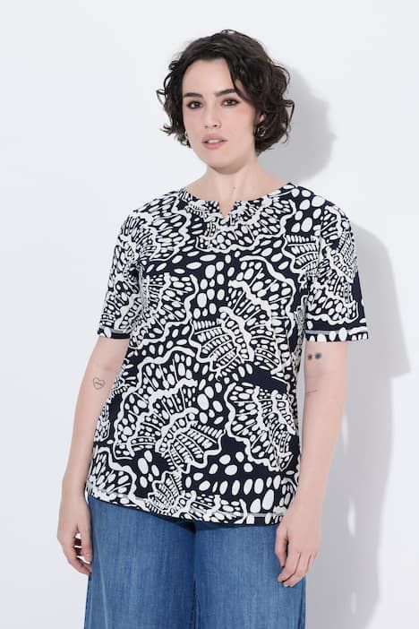 T-shirt oversize avec motif coquillages, col tunisien et manches courtes