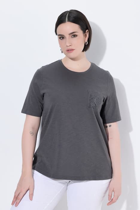 T-shirt décolleté rond et manches courtes, poche poitrine avec petites pierres fantaisie