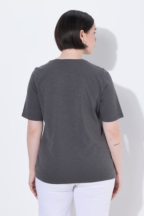 T-shirt décolleté rond et manches courtes, poche poitrine avec petites pierres fantaisie