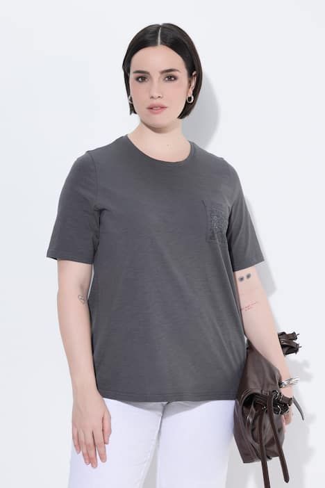 T-shirt décolleté rond et manches courtes, poche poitrine avec petites pierres fantaisie