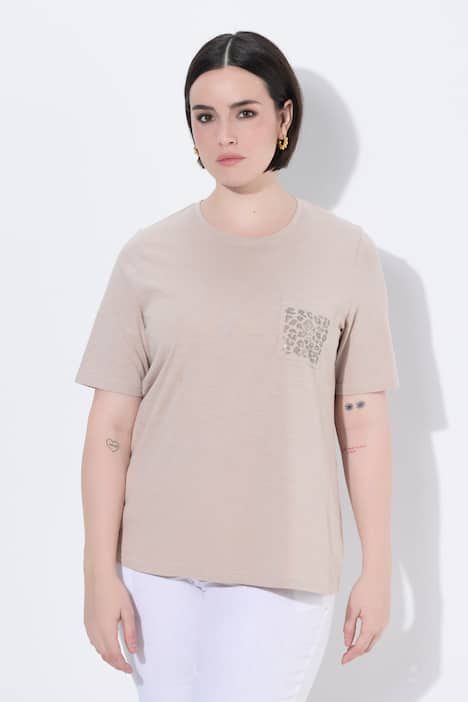 T-shirt décolleté rond et manches courtes, poche poitrine avec petites pierres fantaisie