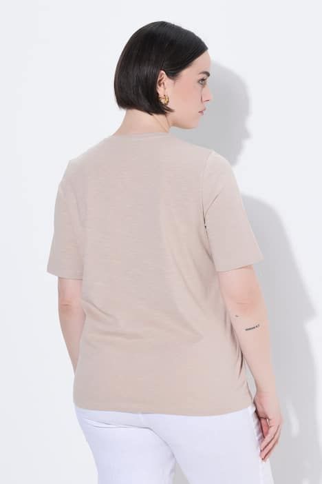 T-shirt décolleté rond et manches courtes, poche poitrine avec petites pierres fantaisie