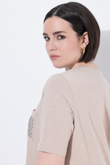 T-shirt décolleté rond et manches courtes, poche poitrine avec petites pierres fantaisie