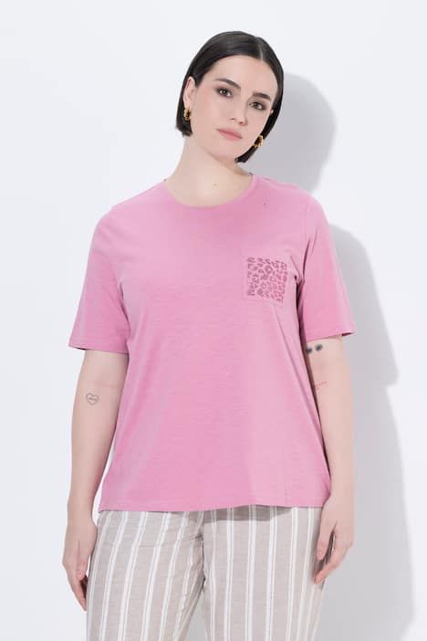 T-shirt décolleté rond et manches courtes, poche poitrine avec petites pierres fantaisie