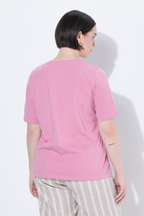 T-shirt décolleté rond et manches courtes, poche poitrine avec petites pierres fantaisie