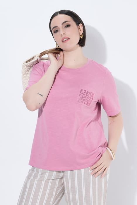 T-shirt décolleté rond et manches courtes, poche poitrine avec petites pierres fantaisie