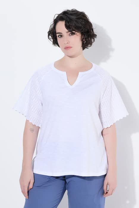 T-shirt avec broderies, col tunisien et manches courtes