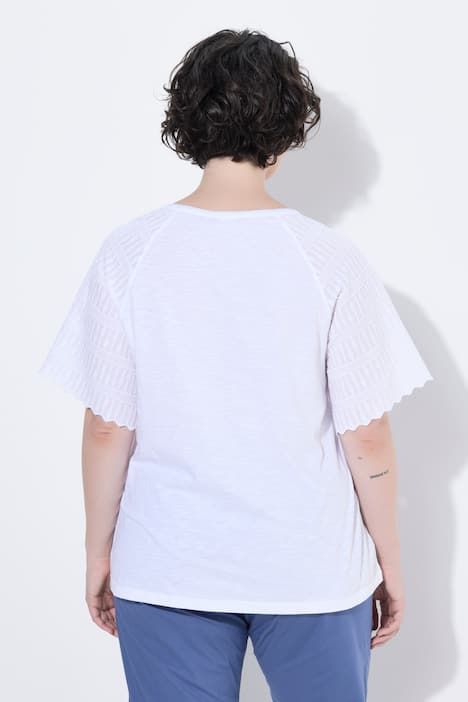 T-shirt avec broderies, col tunisien et manches courtes