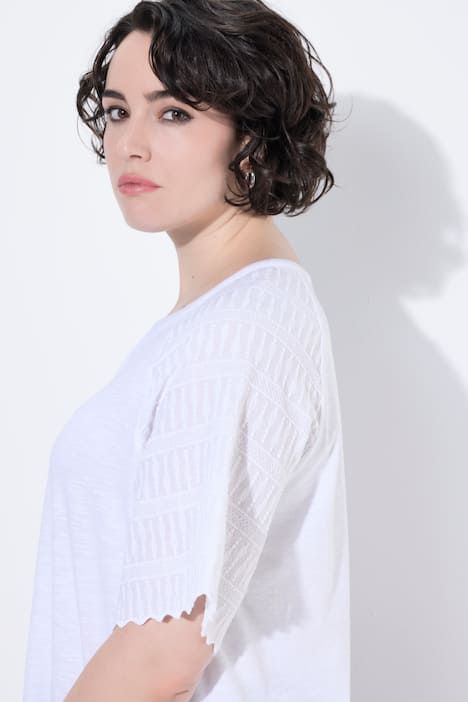 T-shirt avec broderies, col tunisien et manches courtes