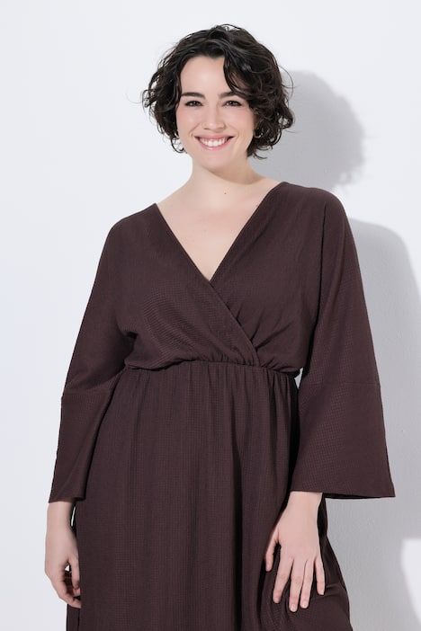 Robe esprit cache-cœur, décolleté en V et manches 3/4, coupe évasée