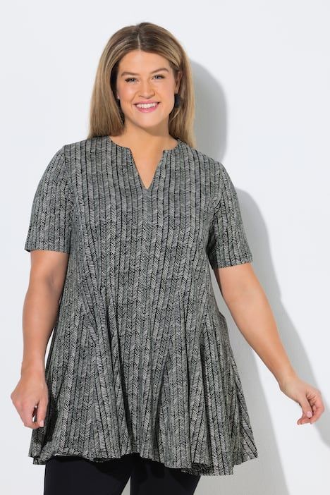 Blouse motif chevrons, col tunisien et manches courtes, plis godet