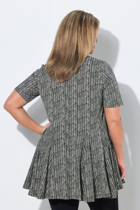 Blouse motif chevrons, col tunisien et manches courtes, plis godet