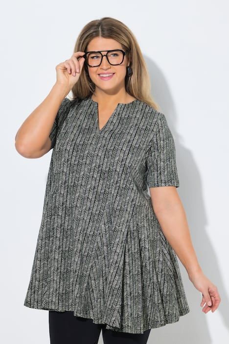 Blouse motif chevrons, col tunisien et manches courtes, plis godet