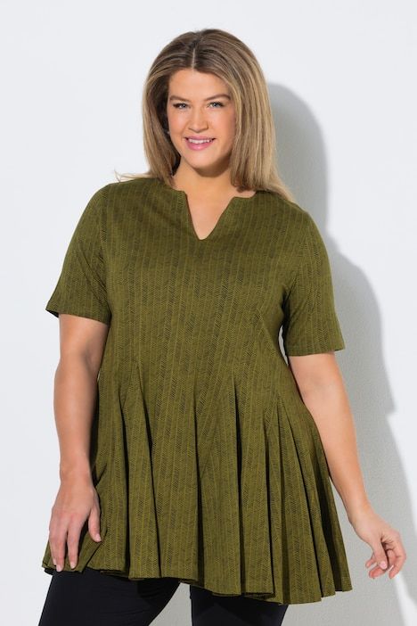 Blouse motif chevrons, col tunisien et manches courtes, plis godet