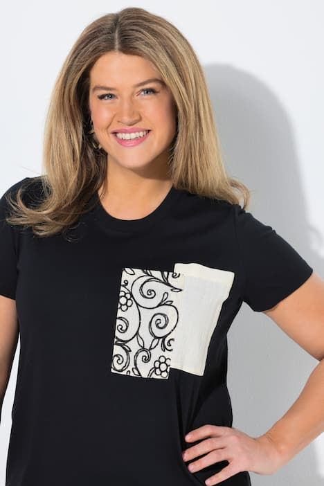 T-shirt en coton bio, poches poitrine, décolleté rond et manches courtes