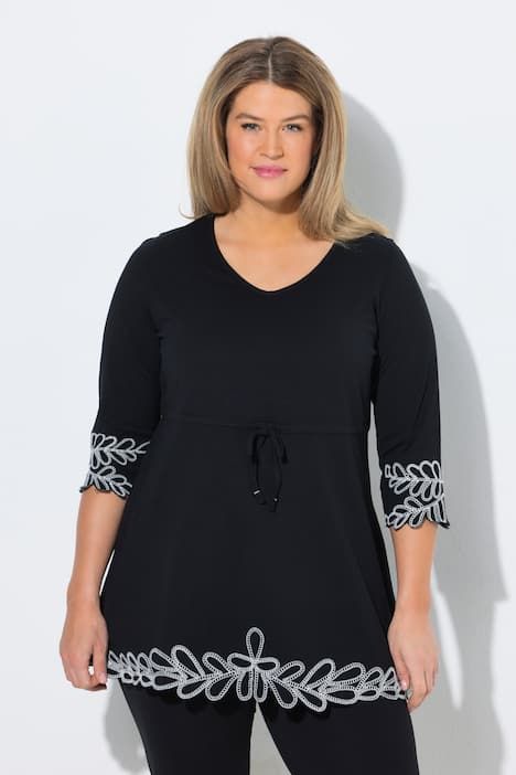 T-shirt long avec broderies, décolleté en V et manches 3/4, coupe évasée