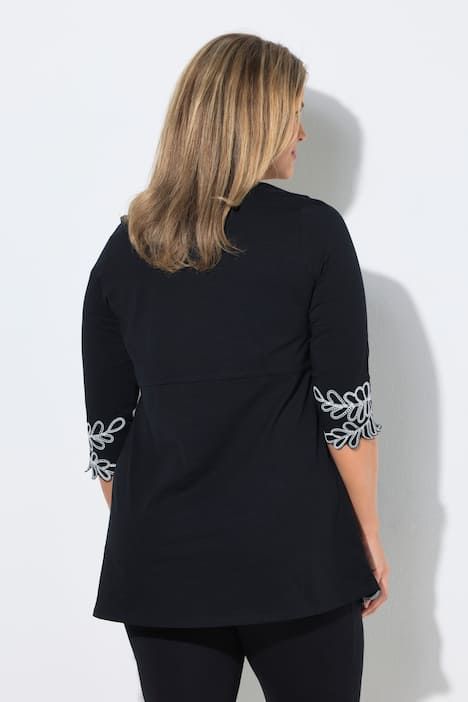 T-shirt long avec broderies, décolleté en V et manches 3/4, coupe évasée