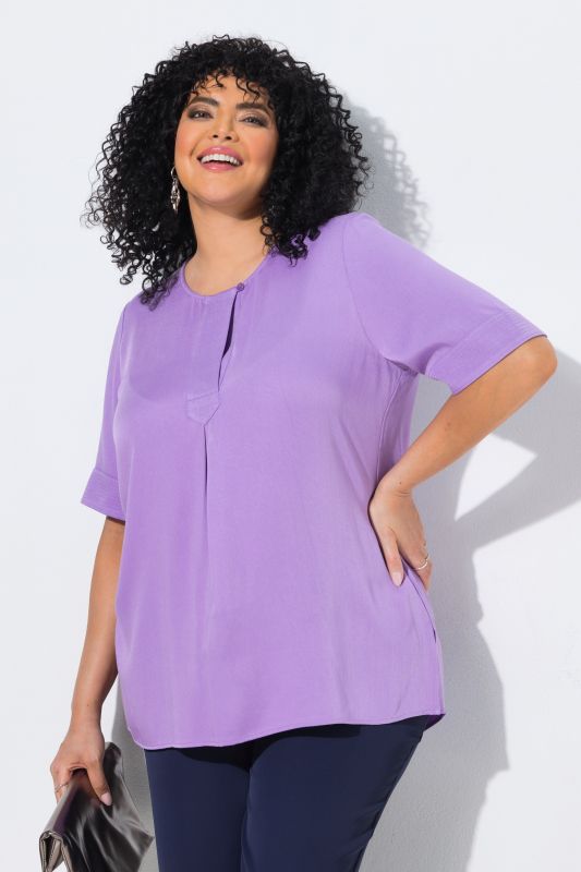 Blouse à empiècement matelassé. Manches courtes et coupé évasée