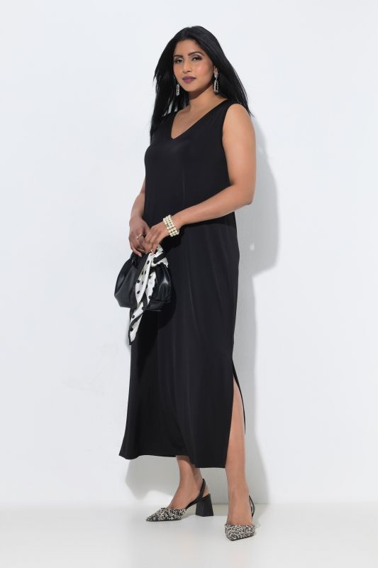 Robe midi sans manches, en tissu fluide. Silhouette en A évasée et décolleté en V.