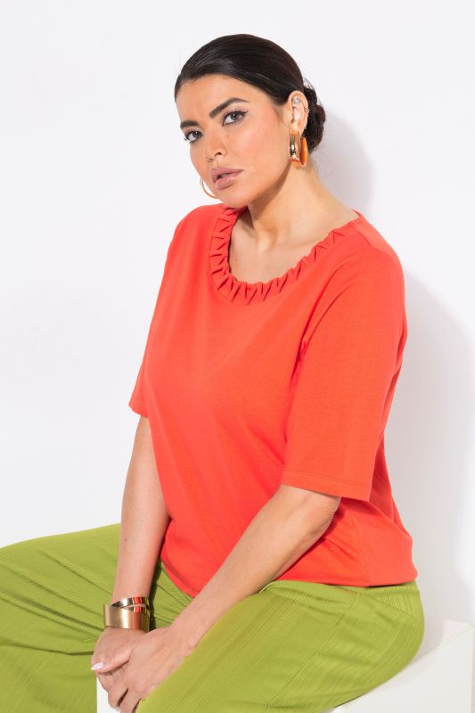 T-shirt à manches courtes. Décolleté rond à bordure fantaisie, effet « tressé »