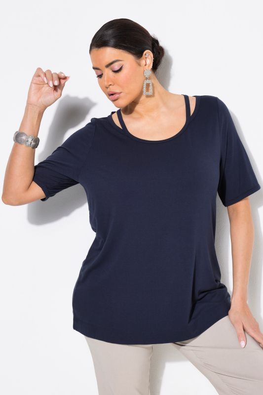 T-shirt à découpes. Encolure ronde et manches courtes. Coupe Classic