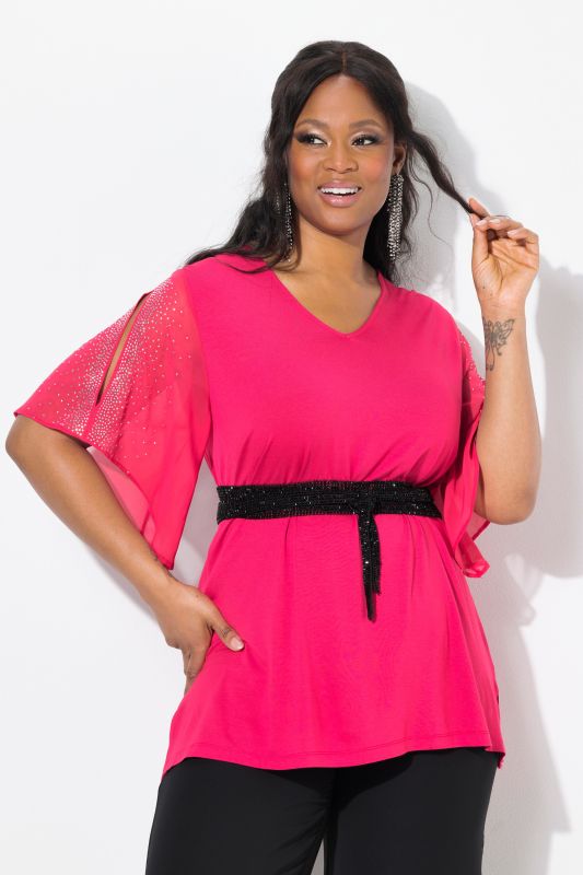 T-shirt à strass. Décolleté en V et manches 3/4 en mousseline. Coupe évasée