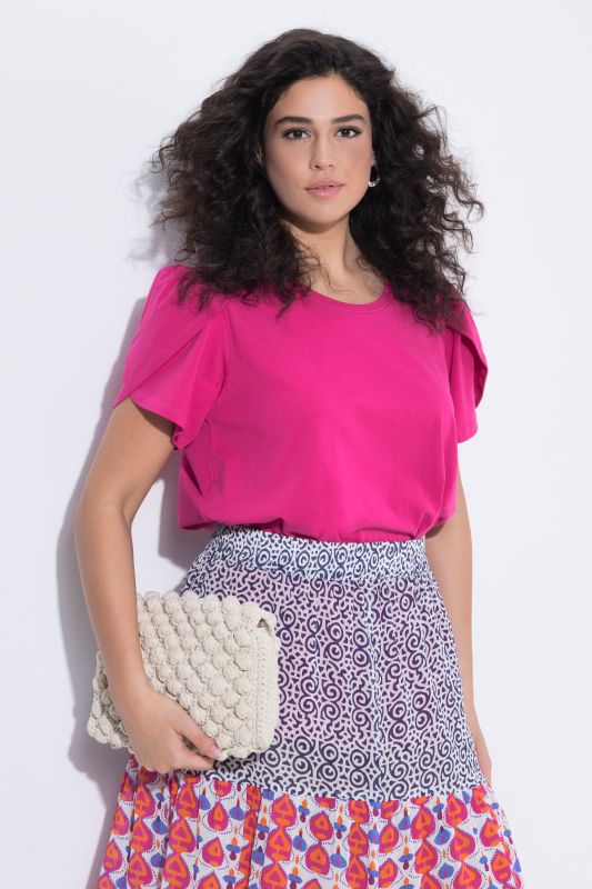 T-shirt, effet superposition. Col rond et manches courtes. Coupe évasée