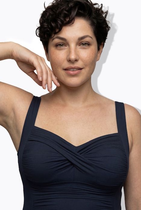 Maillot de bain à bonnets souples. Joli drapé sur la poitrine. Matière finement texturée