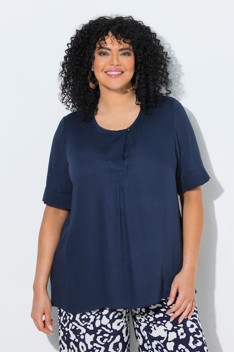 Blouse à empiècement matelassé. Manches courtes et coupé évasée