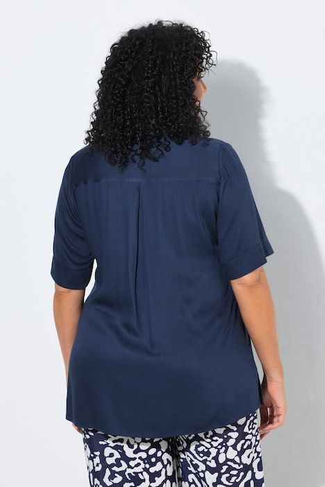 Blouse à empiècement matelassé. Manches courtes et coupé évasée