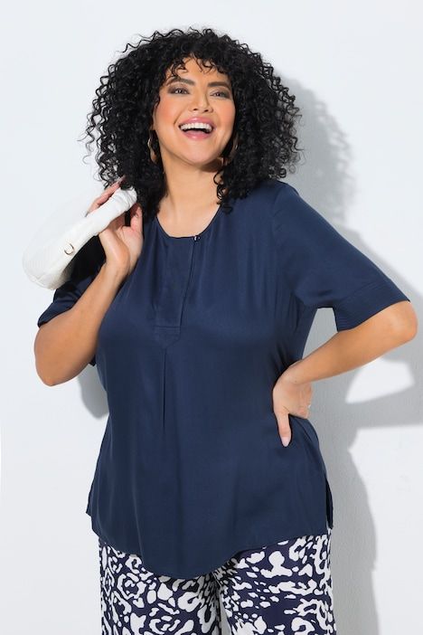 Blouse à empiècement matelassé. Manches courtes et coupé évasée