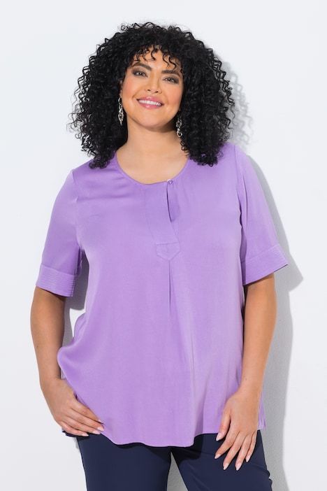 Blouse à empiècement matelassé. Manches courtes et coupé évasée