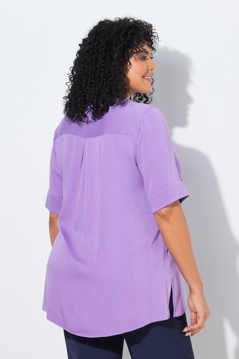 Blouse à empiècement matelassé. Manches courtes et coupé évasée