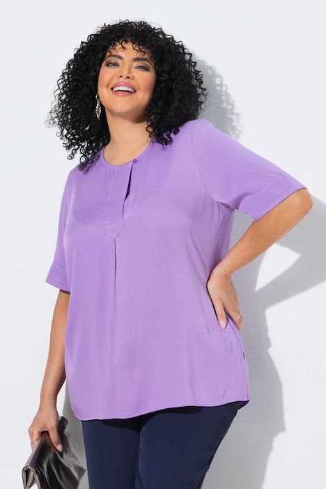 Blouse à empiècement matelassé. Manches courtes et coupé évasée