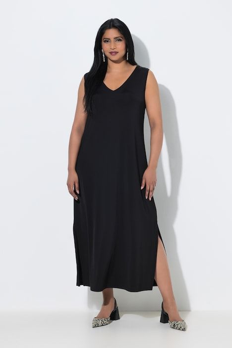 Robe midi sans manches, en tissu fluide. Silhouette en A évasée et décolleté en V.