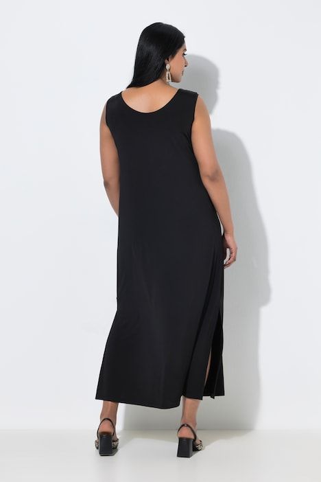 Robe midi sans manches, en tissu fluide. Silhouette en A évasée et décolleté en V.