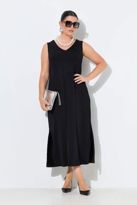 Robe midi sans manches, en tissu fluide. Silhouette en A évasée et décolleté en V.