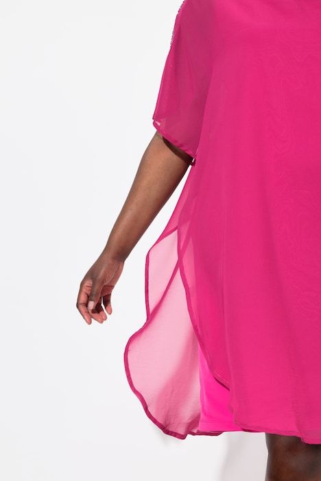 Robe en mousseline, multicouche. Décolleté V, manches 3/4