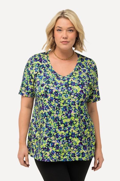 T-shirt long à fleurs. Col V et manches courtes. Coupe évasée