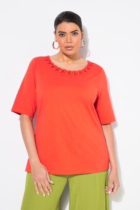 T-shirt à manches courtes. Décolleté rond à bordure fantaisie, effet « tressé »