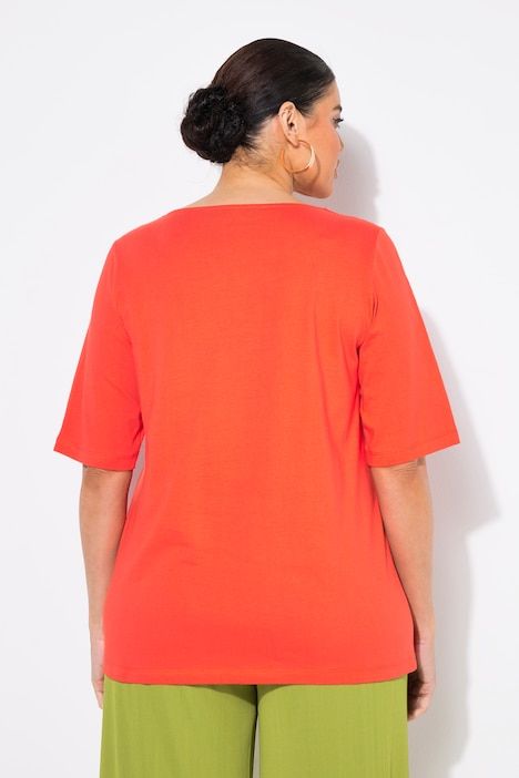 T-shirt à manches courtes. Décolleté rond à bordure fantaisie, effet « tressé »