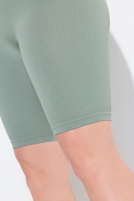 Panty en jersey côtelé. Large bande à la taille. Sans couture extérieure