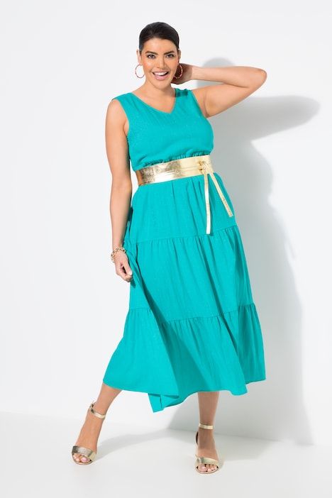 Robe maxi sans manches. Plusieurs niveaux de volants. Décolleté V. Coupe évasée