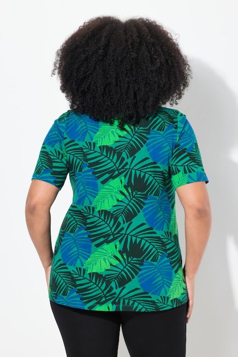 T-shirt, imprimé fleurs et feuilles. Décolleté V et manches courtes. Coupe évasée