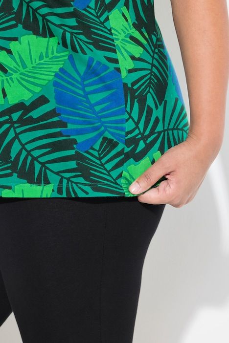 T-shirt, imprimé fleurs et feuilles. Décolleté V et manches courtes. Coupe évasée