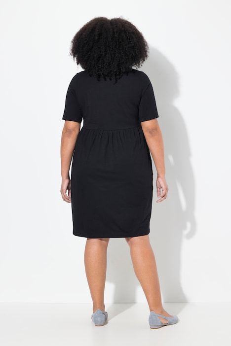 Robe, coupe évasée. Encolure carrée et manches courtes. Poches